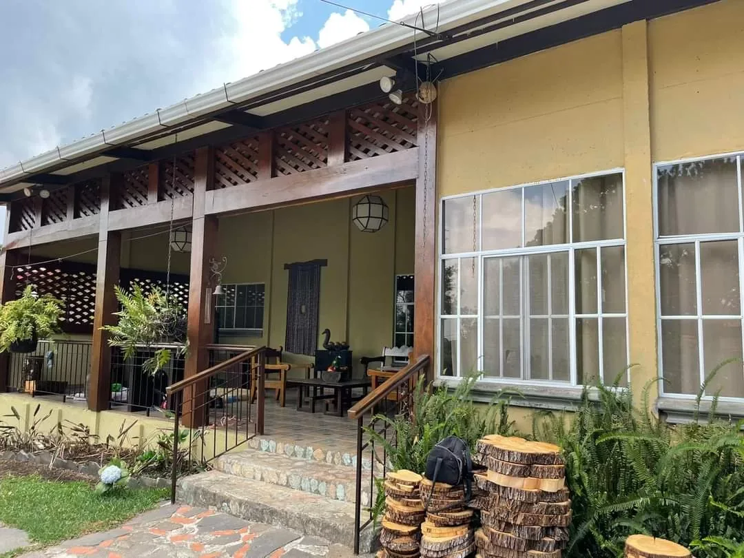 Casa prefabricada con cubierta inclinada